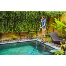 Pool reinigen: So bleibt Ihr Wasser klar und sauber